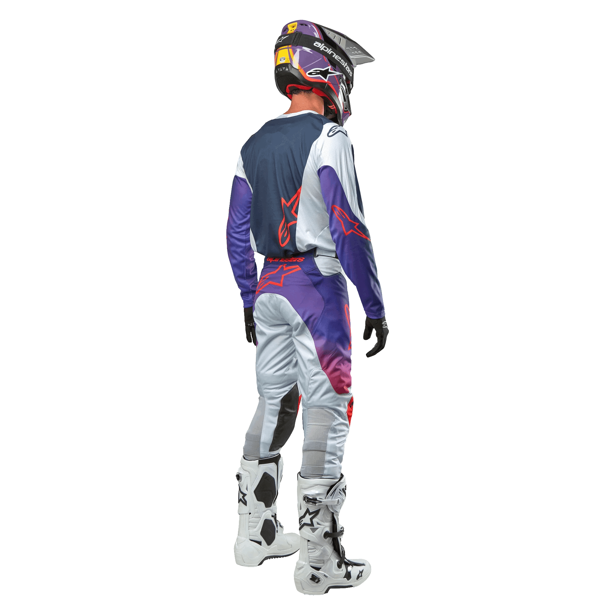 Alpinestars 2024 Racer Hoen byxor, ljusgrå motocrossbyxor med detaljer i varm orange och svart, komplett outfit för terrängkörning sedd bakifrån med matchande tröja, lila hjälm och vita stövlar, ergonomisk design för off-road-körning.