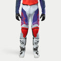 Alpinestars 2024 Racer Hoen byxor, motocrossbyxor i ljusgrått med lila och röda grafiska detaljer, röda logotyper på lår och knän, vita motocross-stövlar, svarta handskar, professionell racingutrustning för terrängkörning