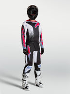 Alpinestars 2027 Fluid Drag MX-utrustningsset, motocross-outfit för herrar, svart och vit med röd grafik och vita stövlar.