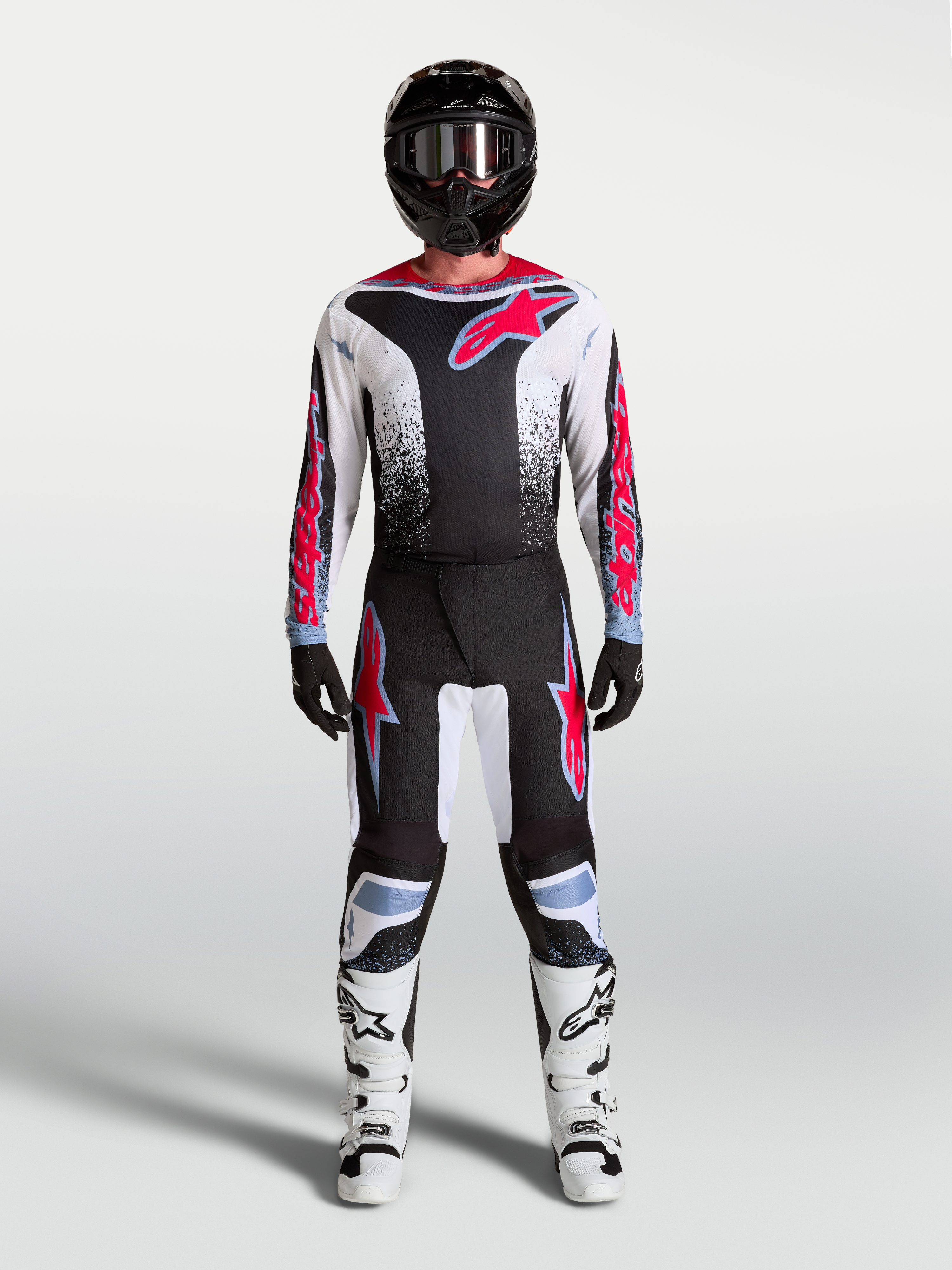 Alpinestars Fluid Drag tröja och utrustningsset, svartvitt motocrosskit med röd grafik för terrängkörning.