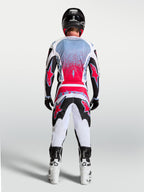 Alpinestars 2027 Fluid Drag MX-utrustningsset, röd och vit motocrossoutfit, vy bakifrån, fukttransporterande polyfabric.