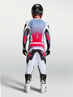 Alpinestars Fluid Drag tröja, motocrosströja för herr, svart och röd fluo med vita detaljer, vy bakifrån på en förare, ergonomisk design för optimal rörlighet vid terrängkörning.