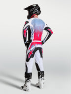Alpinestars 2027 Fluid Drag MX-utrustningsset, svart, vit och röd, grafik med sprayeffekt, vy bakifrån för terrängkörning.