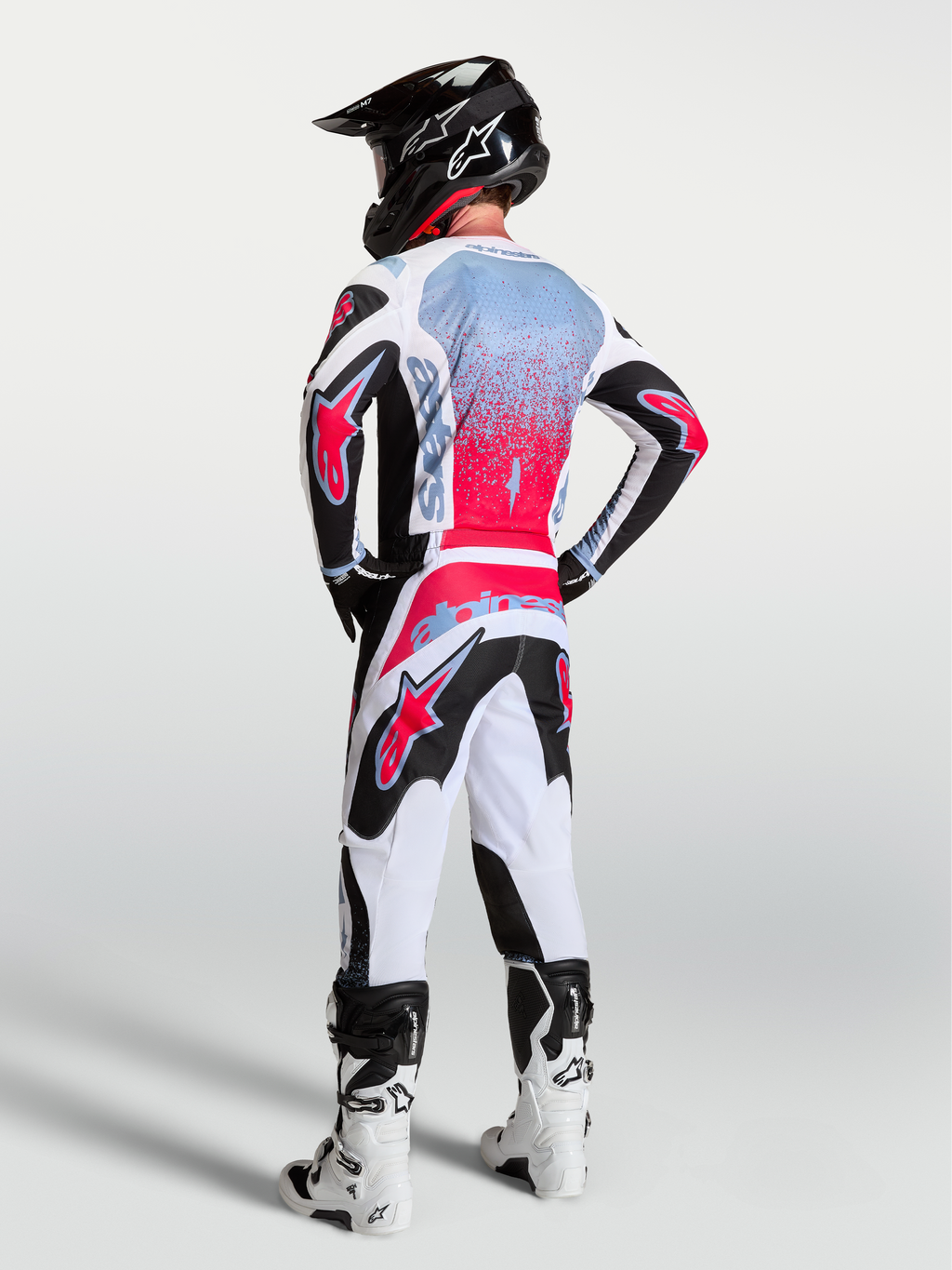 Alpinestars Fluid Drag tröja, motocrossutrustning för herr, svart, vit och röd fluo, andningsbart fukttransporterande tekniskt material, vy bakifrån på modell.