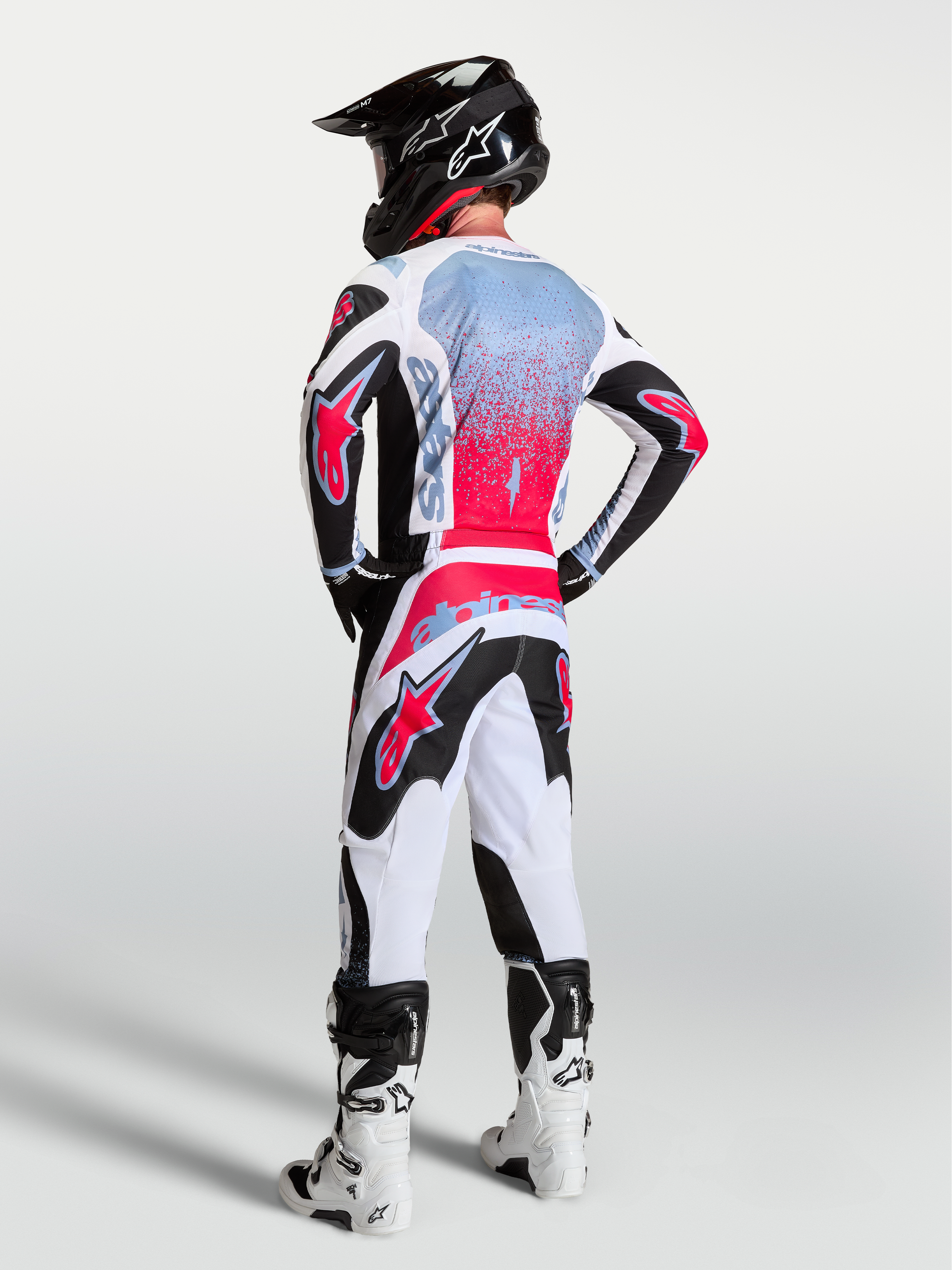 Alpinestars Fluid Drag tröja, motocrossutrustning för herr, svart, vit och röd fluo, andningsbart fukttransporterande tekniskt material, vy bakifrån på modell.
