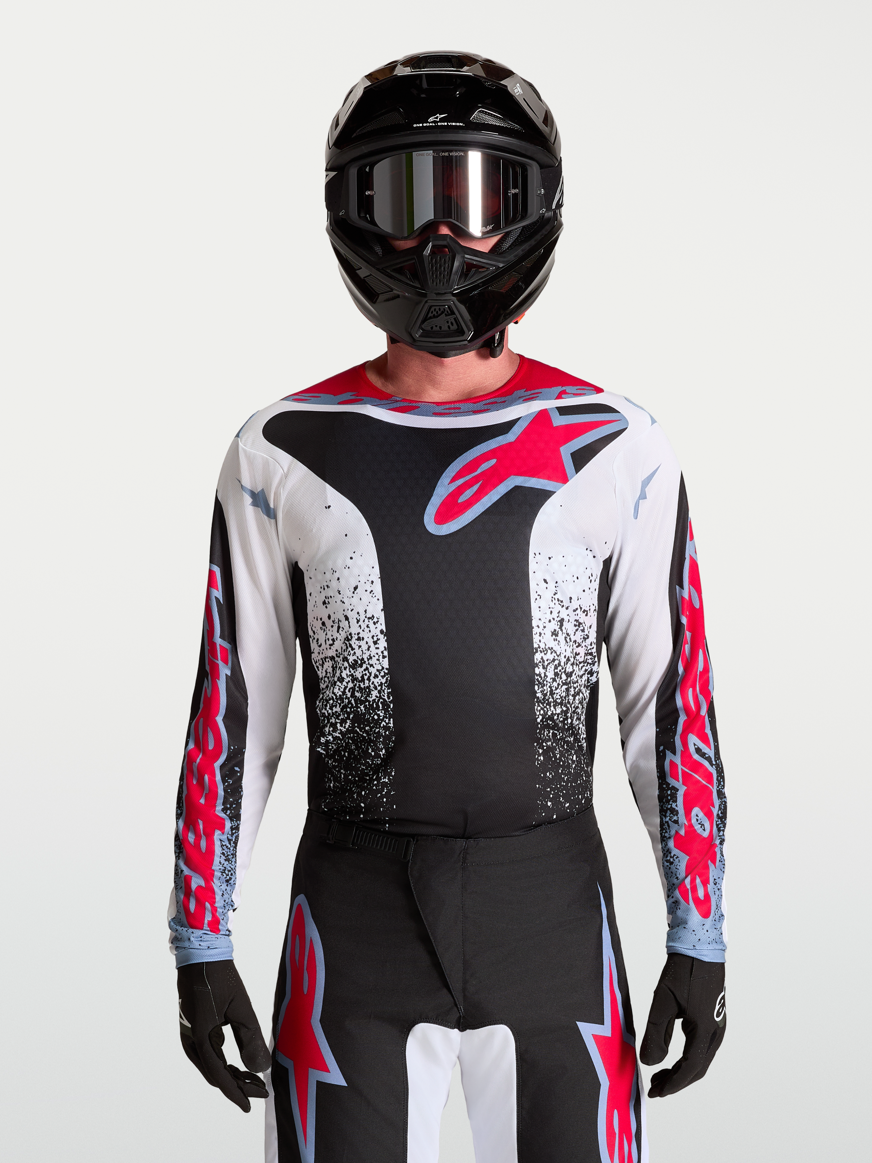 Alpinestars Fluid Drag tröja, svart och vit herr-motocrosströja med röda detaljer och aggressiv grafik på modell.