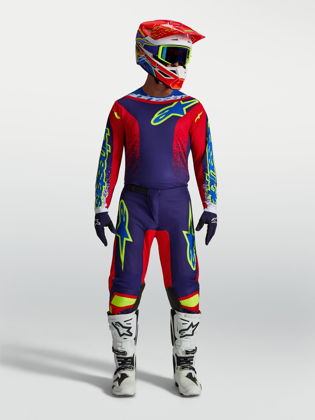 Alpinestars Fluid Drag tröja och gear set för herr, marinblå och röd motocrossoutfit på modell med vita stövlar och hjälm