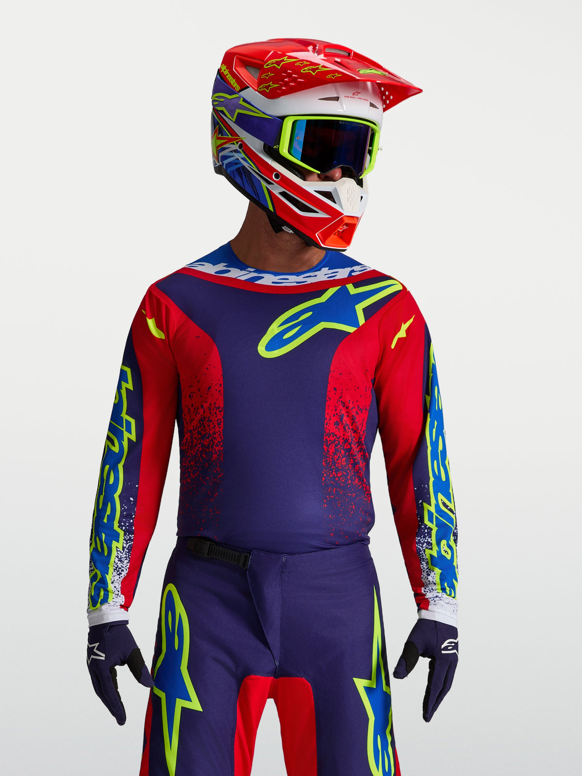 Alpinestars Fluid Drag tröja på modell, marinblå och röd motocrosströja för herrar, andningsbart material för terrängkörning.