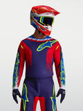 Alpinestars Fluid Drag tröja på modell, marinblå och röd motocrosströja för herrar, andningsbart material för terrängkörning.