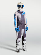 Alpinestars 2027 Fluid Drag utrustningsset, grå och blå motocrossutrustning för herrar med matchande tröja och byxor.