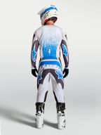 Alpinestars 2027 Fluid Drag utrustningsset, herrmodell med motocrosströja och byxor i vitt, grått och blått, vy bakifrån.