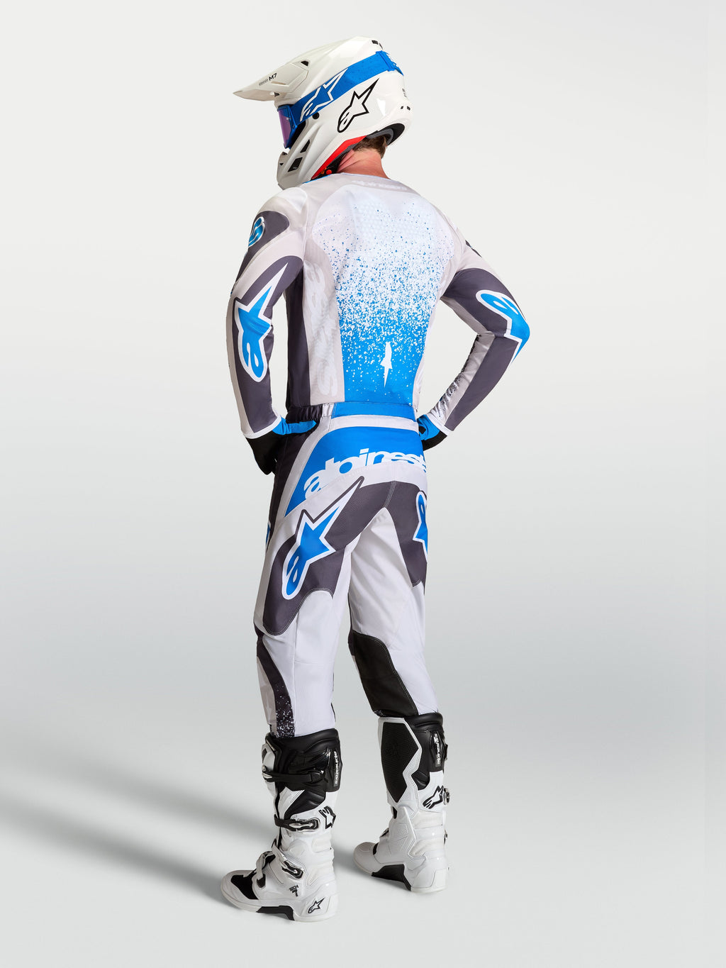 Alpinestars 2027 Fluid Drag utrustningsset, grå och blå motocrosströja och byxor för herrar, vy bakifrån av högpresterande utrustning för terrängkörning
