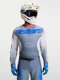 Alpinestars Racer Amber tröja, MX-utrustning för herr i grått och UCLA-blått med vit hjälm och goggles.