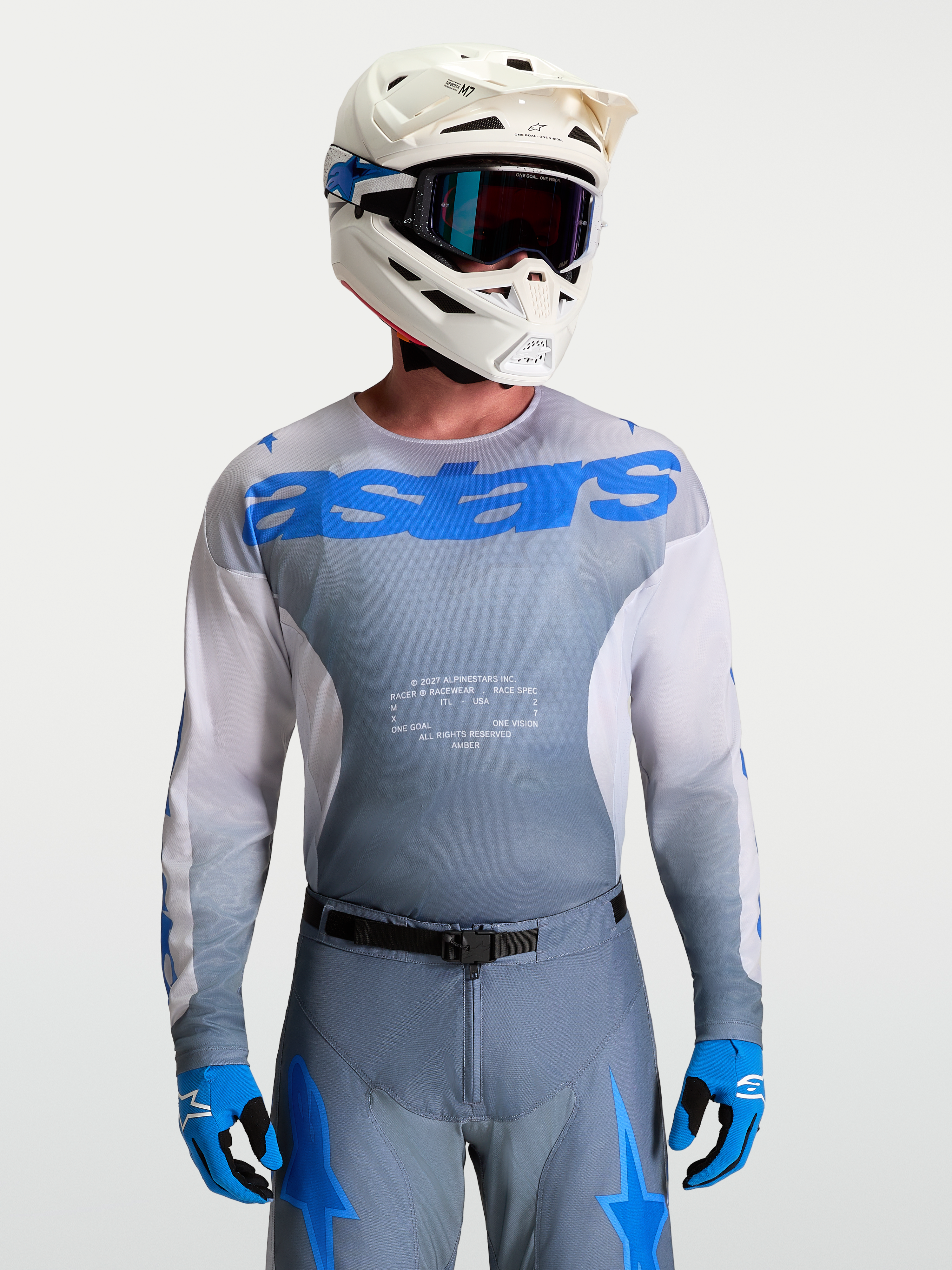 Alpinestars Racer Amber tröja, MX-utrustning för herr i grått och UCLA-blått med vit hjälm och goggles.