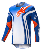 Alpinestars 2023 Racer Semi Jersey, långärmad motocrosströja, blå och vit gradient med Hot Orange-detaljer, stor orange Alpinestars-logotyp på bröstet, tydliga vita vertikala ränder på sidorna, lätt fuktavledande material för terrängkörning