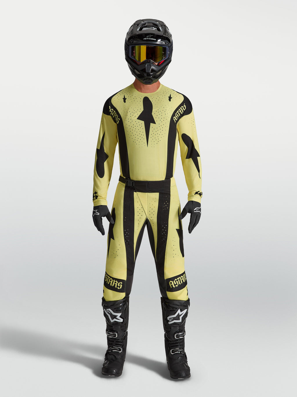 Alpinestars Techstar Atrox tröja, motocrosströja för herr, gul och svart, atletisk racing-passform med laserperforerad ventilation, bärs av en förare i komplett utrustning för terrängkörning.