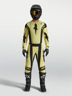 Alpinestars Techstar Atrox tröja, motocrosströja för herr, gul och svart, atletisk racing-passform med laserperforerad ventilation, bärs av en förare i komplett utrustning för terrängkörning.