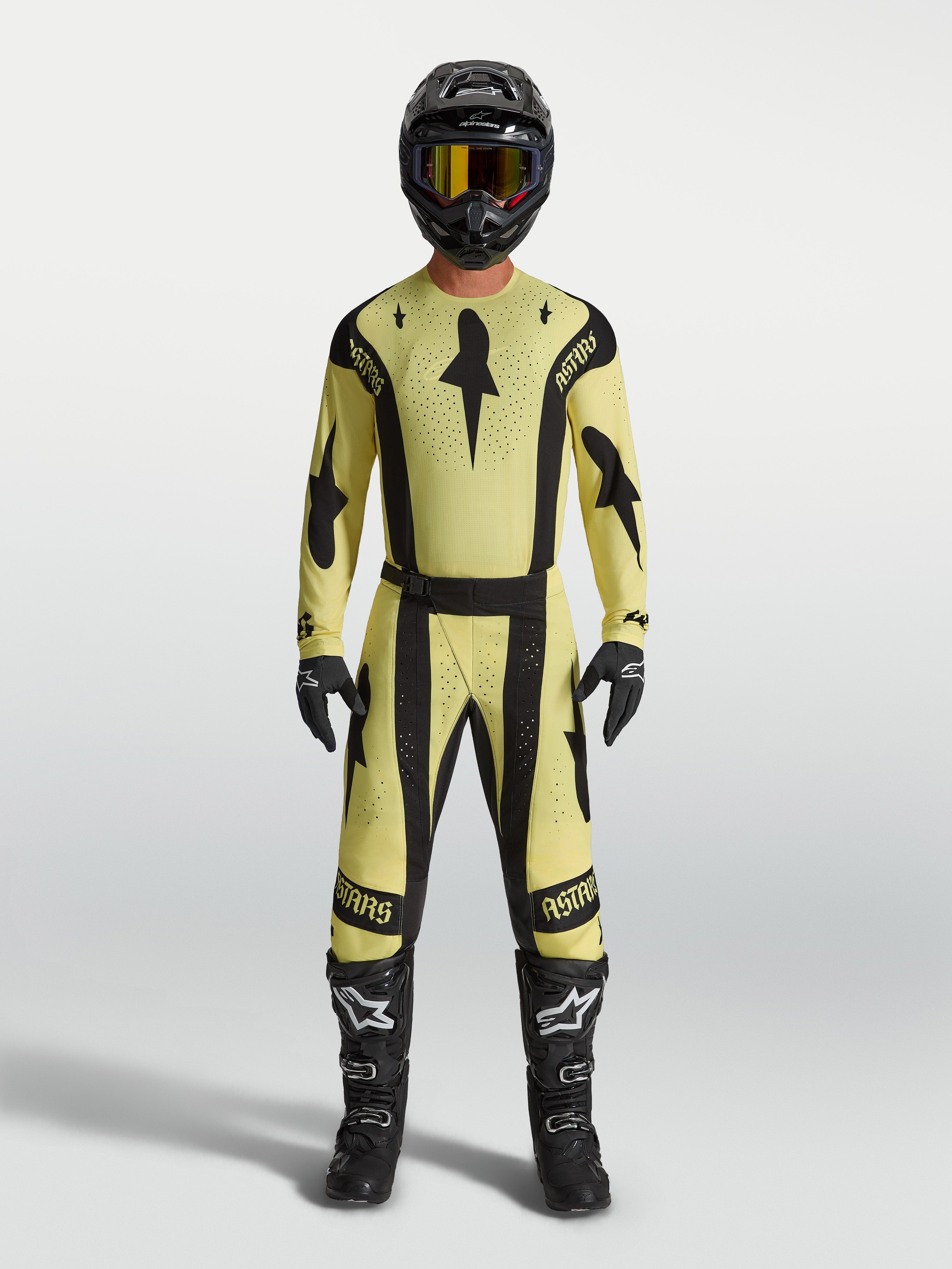 Alpinestars Techstar Atrox tröja, motocrosströja för herr, gul och svart, atletisk racing-passform med laserperforerad ventilation, bärs av en förare i komplett utrustning för terrängkörning.