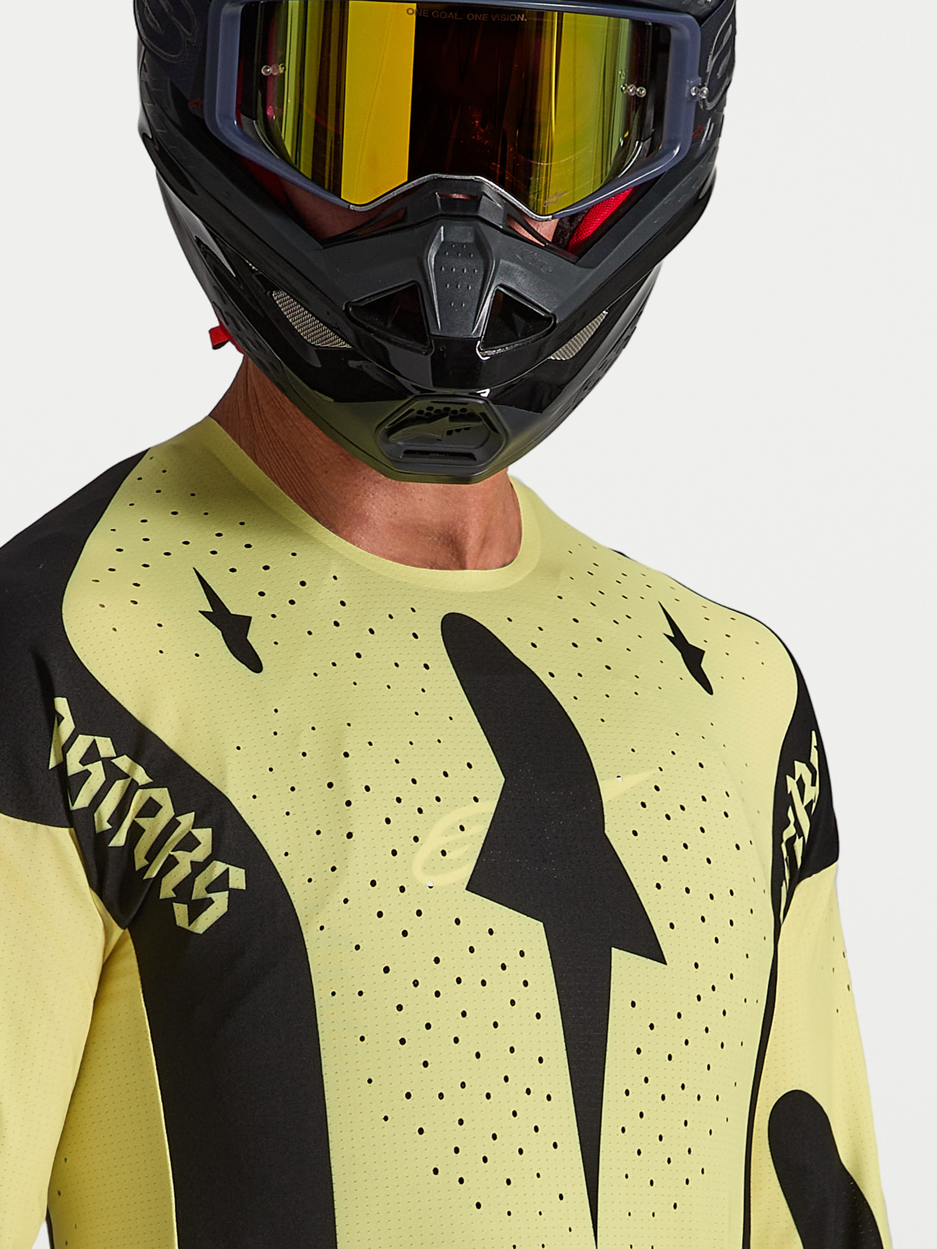 Alpinestars Techstar Atrox tröja, gul och svart motocrosströja för herrar, atletisk passform med laserskurna perforeringar för ventilation, bärs av förare med hjälm för terrängkörning.