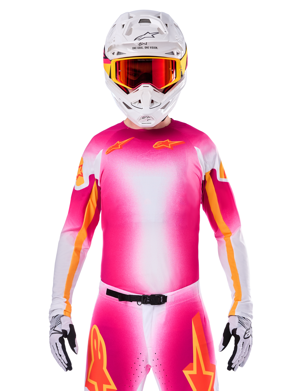 Alpinestars Limited Edition Supertech AFD MIG-tröja, rosa och vit motocrosströja med en livfull färgtoning och orangea stjärnlogotyper, bärs som ett komplett racingställ med matchande byxor, vit hjälm och röda goggles, professionell utrustning för terrängkörning