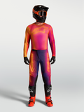 Alpinestars Fluid Kepler byxor och gear set, lila och orange motocrossutrustning med gradientmönster på en modell.