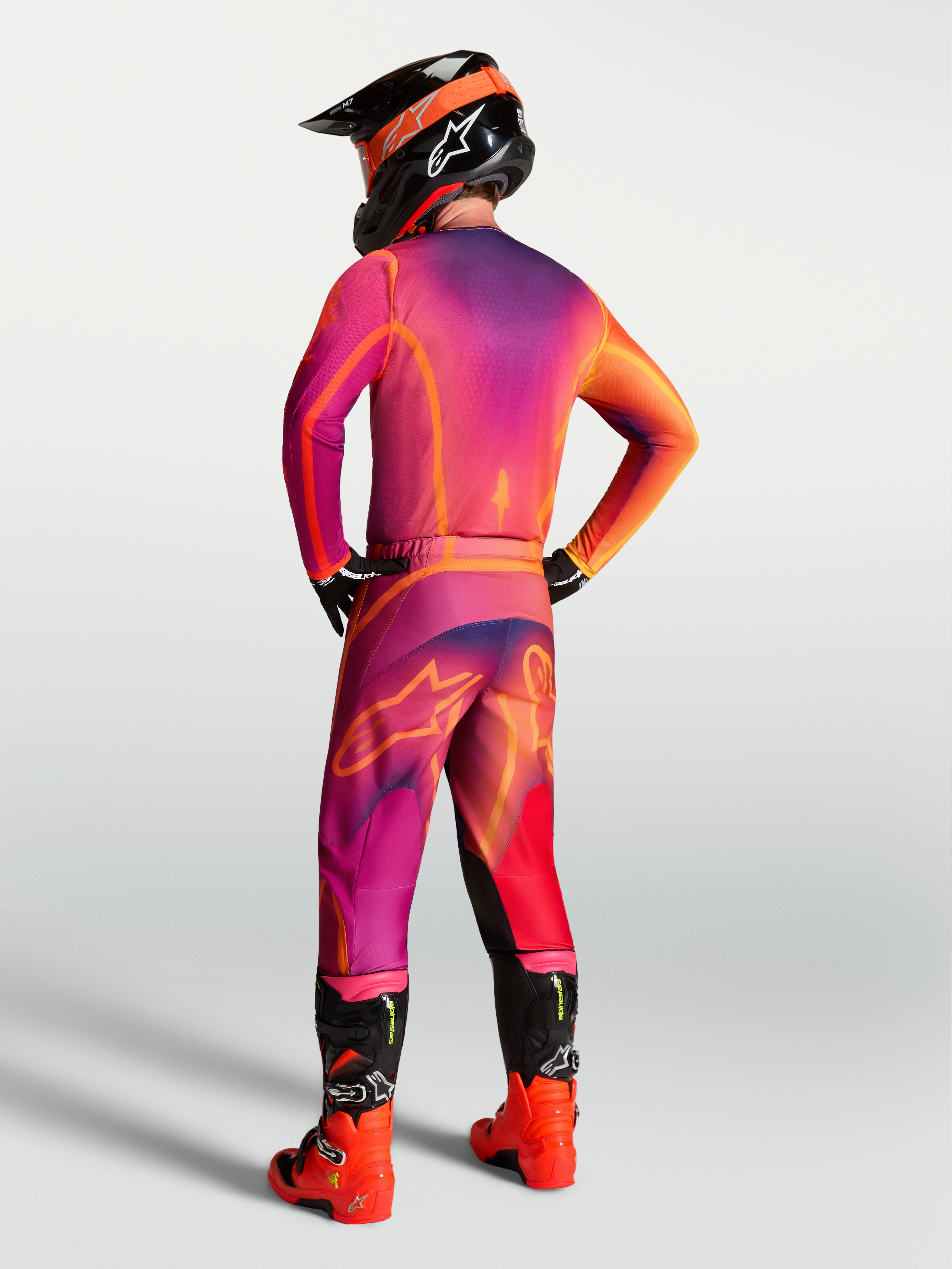 Alpinestars Fluid Kepler byxor, motocrossbyxor för herr i lila och orange, vy bakifrån med ergonomisk sportpassform.