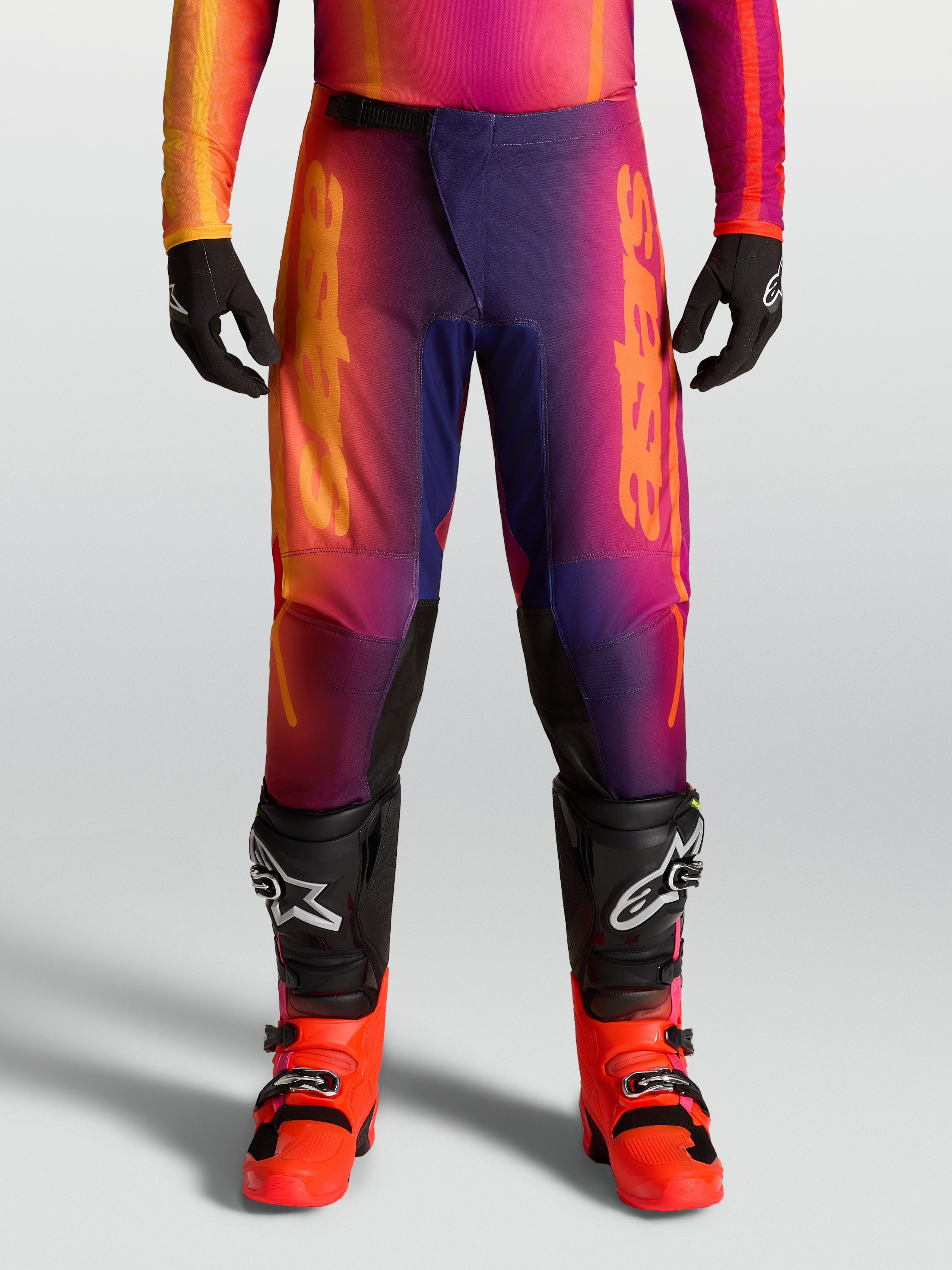 Alpinestars 2027 Fluid Kepler byxor, lila och orange herr-motocrossbyxor med förböjd sportpassform.