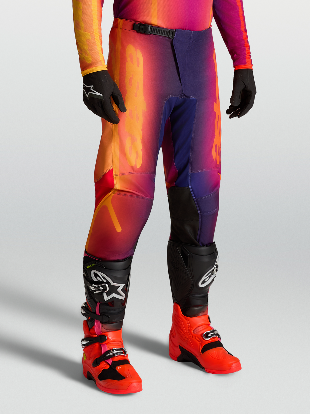 Alpinestars Fluid Kepler Byxor, motocrossbyxor i lila och orange, sportpassform med förböjda ben och förstärkta knän, bärs med Tech-seriens stövlar, terrängkörning.