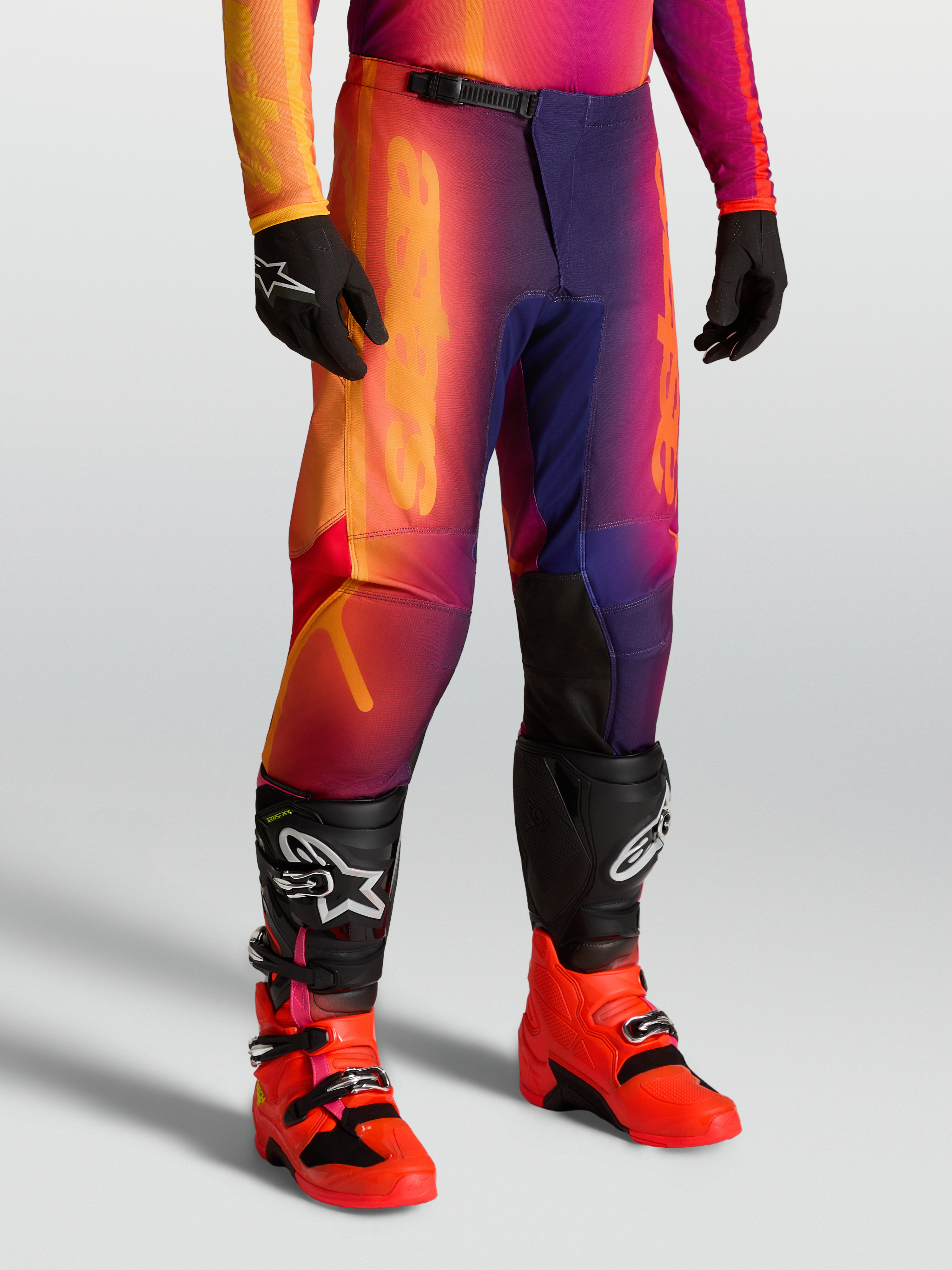 Alpinestars Fluid Kepler Byxor, motocrossbyxor i lila och orange, sportpassform med förböjda ben och förstärkta knän, bärs med Tech-seriens stövlar, terrängkörning.