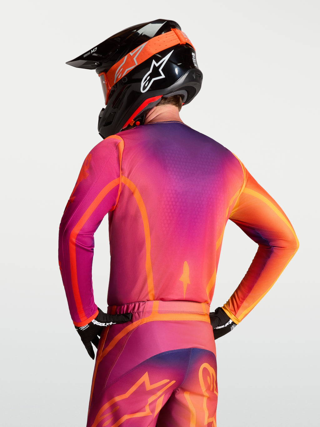 Alpinestars Fluid Kepler tröja, lila och orange motocrosströja för herrar, vy bakifrån som visar den ergonomiska passformen.