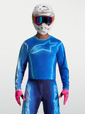 Alpinestars Fluid Kepler tröja, motocrosströja för herr, blå och ljusblå, på modell med matchande byxor och hjälm, lätt polyfabrikskonstruktion för optimal rörlighet vid terrängkörning.