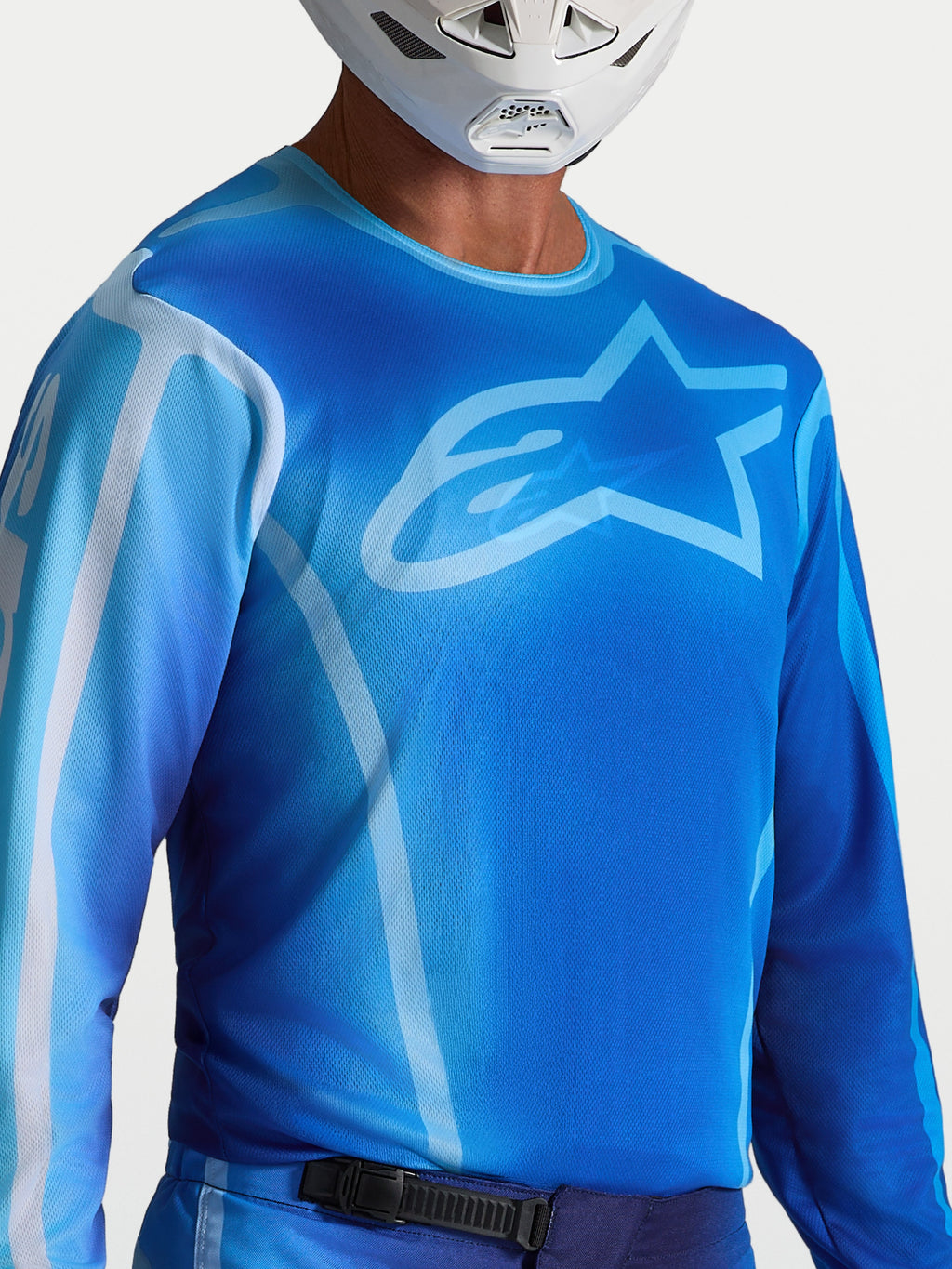 Alpinestars Fluid Kepler tröja, blå motocrosströja på modell med fuktavledande tyg och atletisk passform