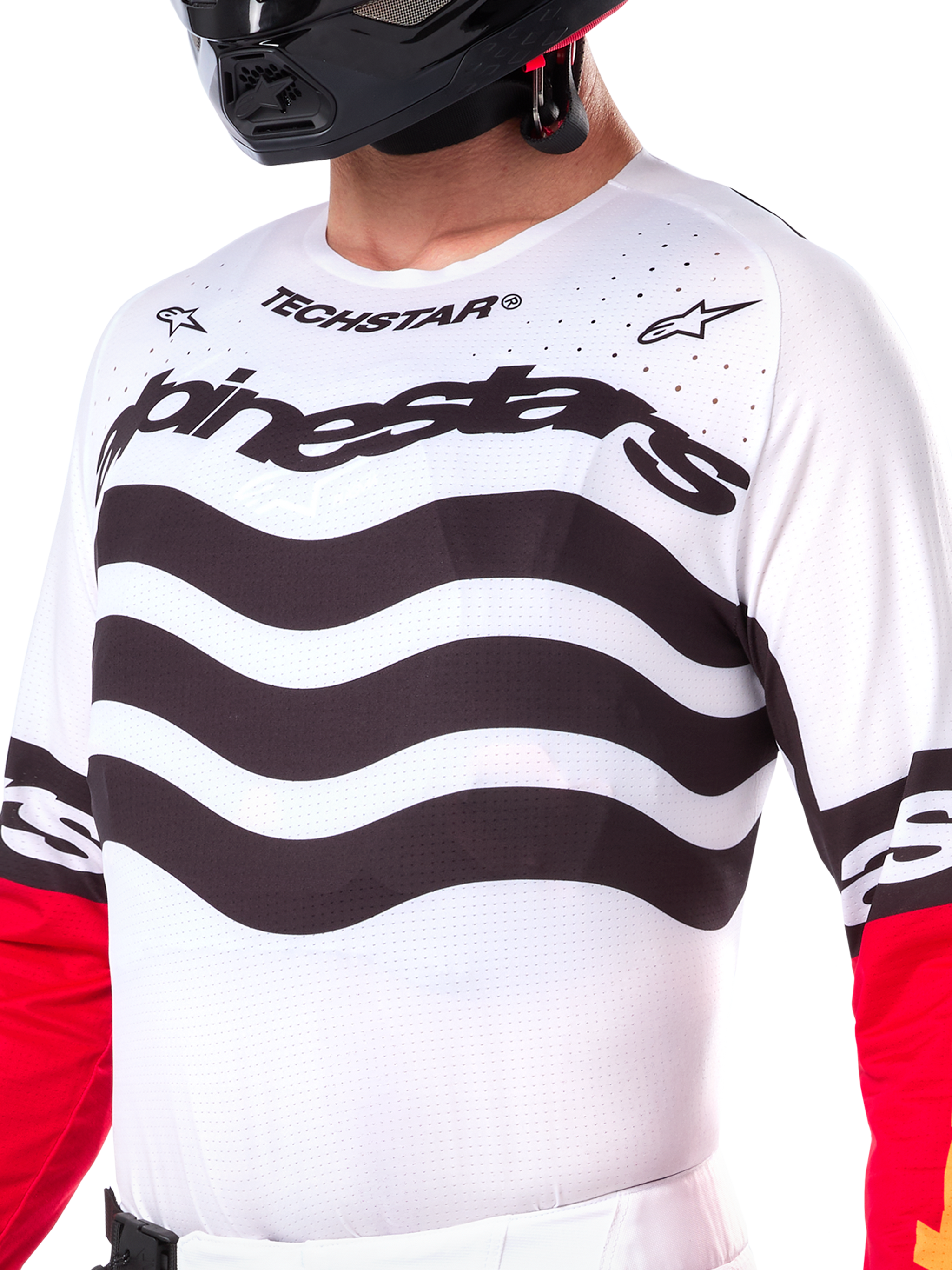 Alpinestars Limited Edition Techstar Deep Jersey, vit motocrosströja med vågiga svarta horisontella ränder och röda ärmar, med Alpinestars- och Techstar-logotyper, små laserskurna perforeringar på övre bröstet för ventilation, atletisk terrängutrustning