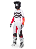 Alpinestars Limited Edition Techstar Deep-utrustningsset, komplett motocrossutrustning, vit tröja med svarta vågmönster och röda ärmar, vita byxor med röda och svarta detaljer, svart hjälm med silverfärgade goggles, vita och svarta handskar, vita stövlar, matchande MX-racingoutfit