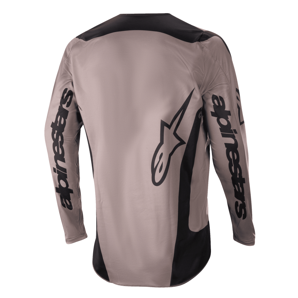 Alpinestars 2024 Fluid Lurv tröja, motocrosströja, Mud Black, vy bakifrån som visar stora Alpinestars-logotyper på ärmarna och nedre ryggen, svarta paneler på axlar och sidor, prestandautrustning för terrängkörning
