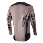 Alpinestars 2024 Fluid Lurv tröja, motocrosströja, Mud Black, vy bakifrån som visar stora Alpinestars-logotyper på ärmarna och nedre ryggen, svarta paneler på axlar och sidor, prestandautrustning för terrängkörning