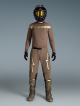 Supertech Air Gold motocross-set, sandfärgad outfit med logotyper i guldmetallic, matchande stövlar och hjälm.