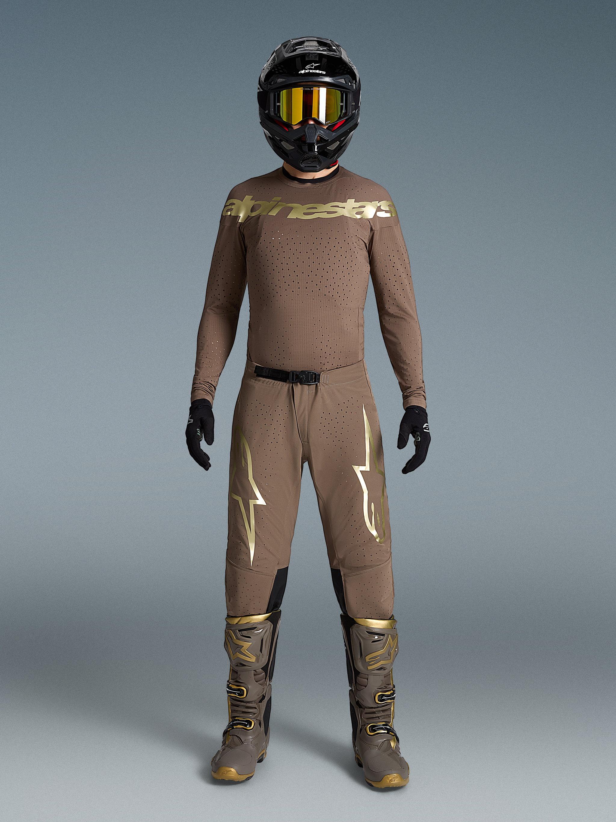 Supertech Air Gold motocross-set, sandfärgad outfit med logotyper i guldmetallic, matchande stövlar och hjälm.