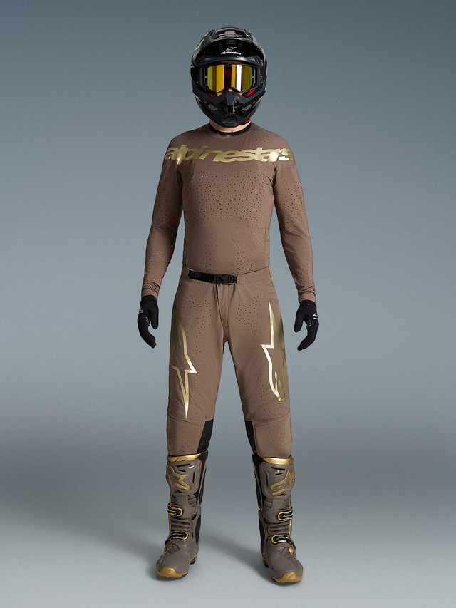 Supertech Air Gold motocross-set, sandfärgad outfit med logotyper i guldmetallic, matchande stövlar och hjälm.