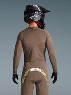Alpinestars Begränsad Upplaga Supertech Air Gold tröja och byxor, bruna och guld, laserutskuren ventilation, sett bakifrån.