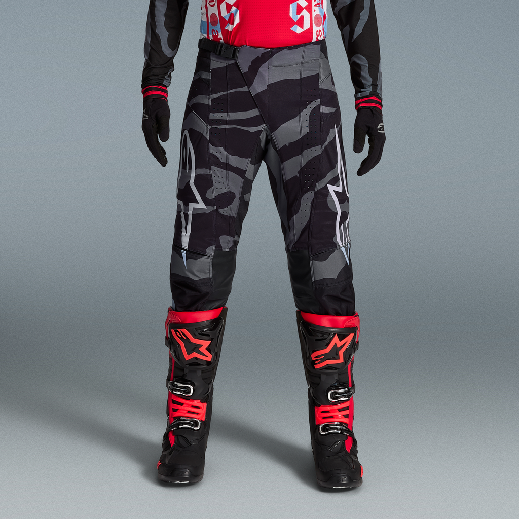 Alpinestars Techstar Beast Coast-set, grå kamouflagemönstrade motocrossbyxor och svarta och röda motorcykelstövlar.
