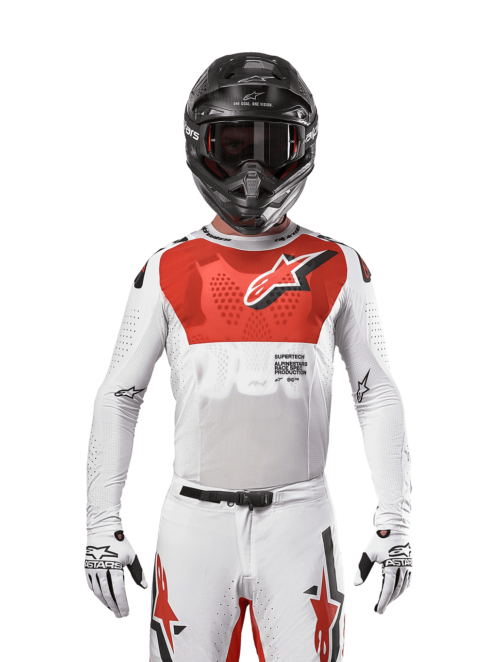 Motocrossförare som bär Alpinestars 2024 Supertech Ward Jersey i White Hot Orange, vit stretchig mesh-tröja med framträdande röd bröstgrafik och logotyp, svart hjälm med mörka goggles, vita handskar, professionell utrustning för terrängkörning
