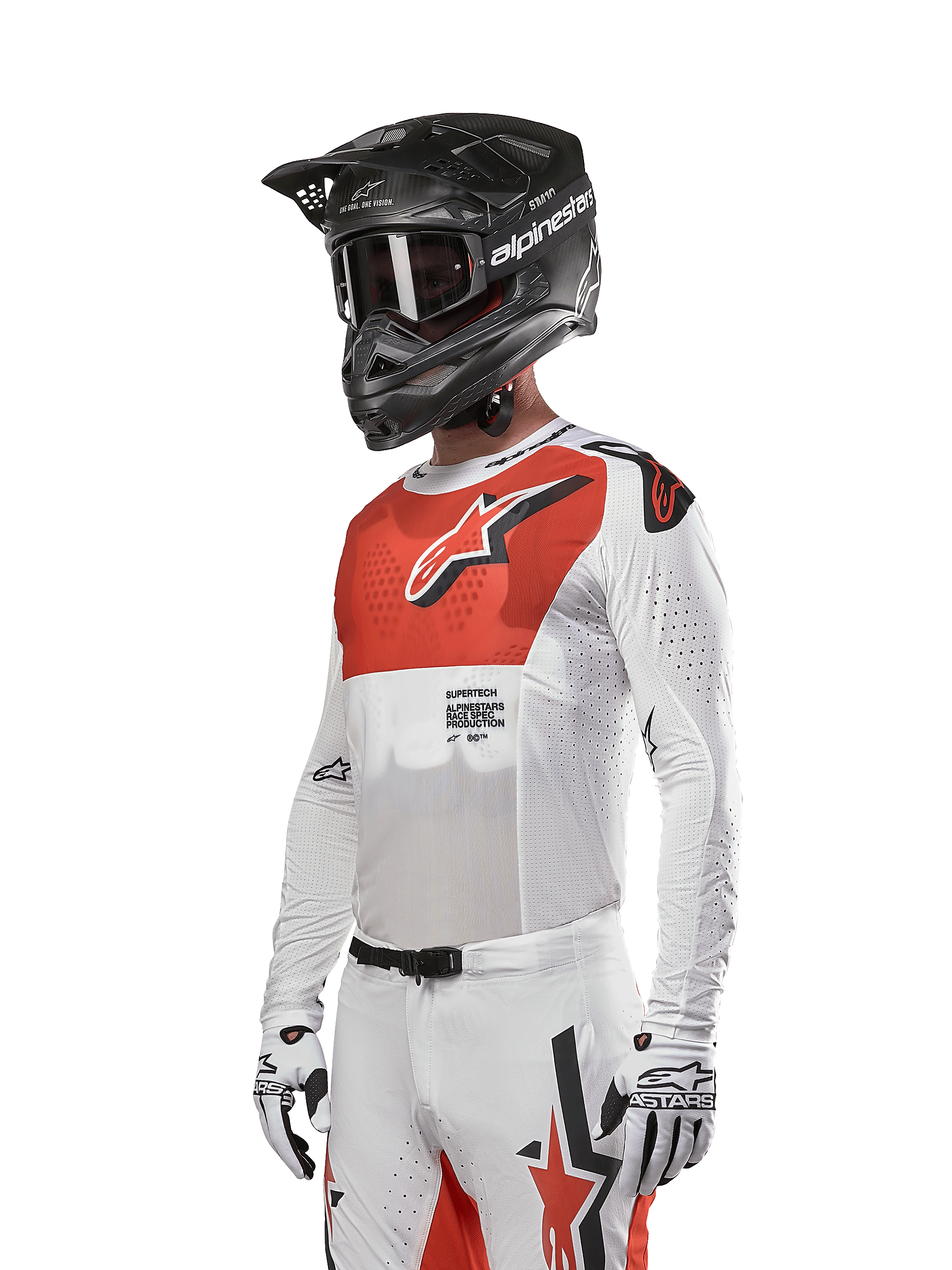 Alpinestars 2024 Supertech Ward-tröja, motocrosströja, vit och Hot Orange, röd bröstpanel med vit stjärnlogotyp, långa ärmar med laserskurna perforeringar, bärs med en svart hjälm och vita handskar, atletisk race-passform