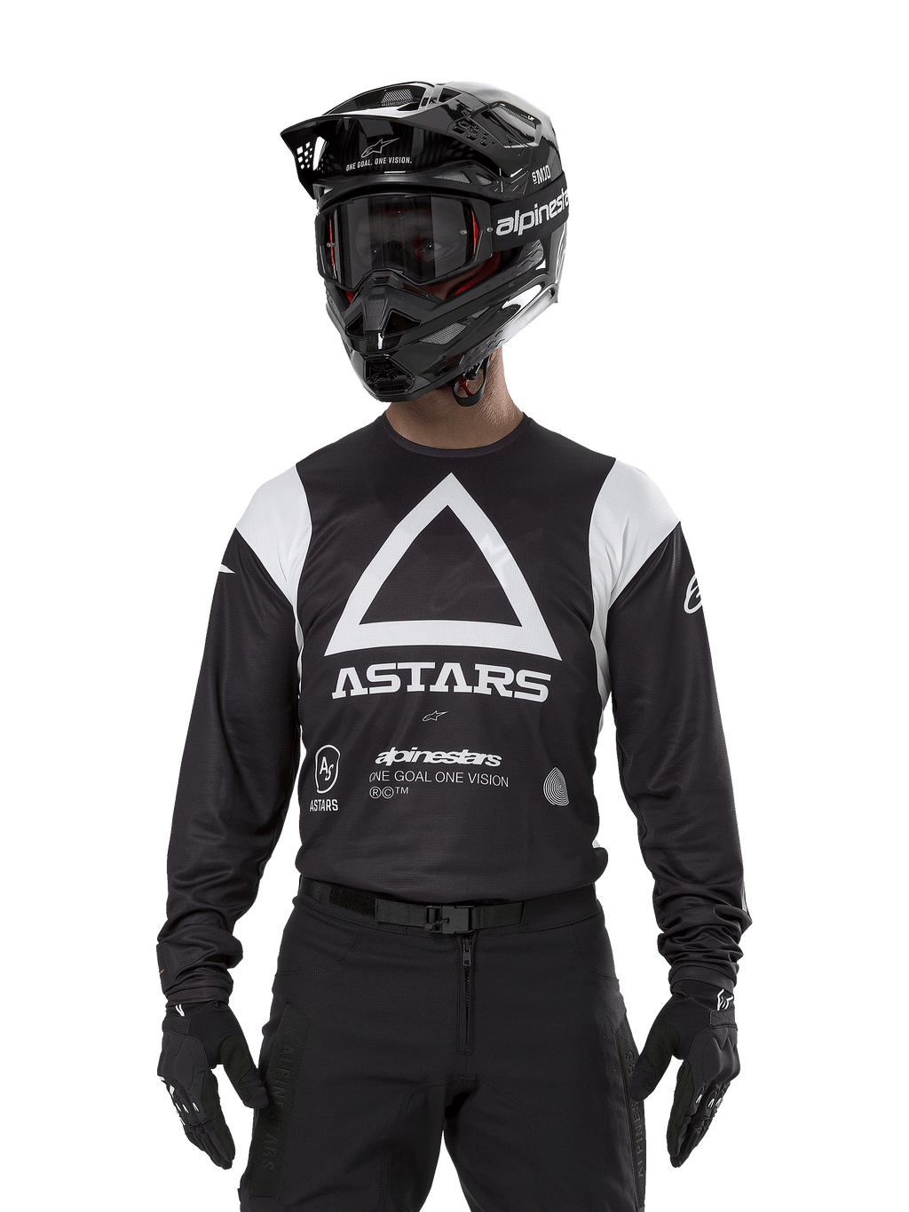Alpinestars Techdura Jersey, svart, med en stor vit triangelgrafik på bröstet med ASTARS-logotyp och vita axelpaneler, bärs av en förare med svart motocrosshjälm, goggles och matchande svart offroad-utrustning.
