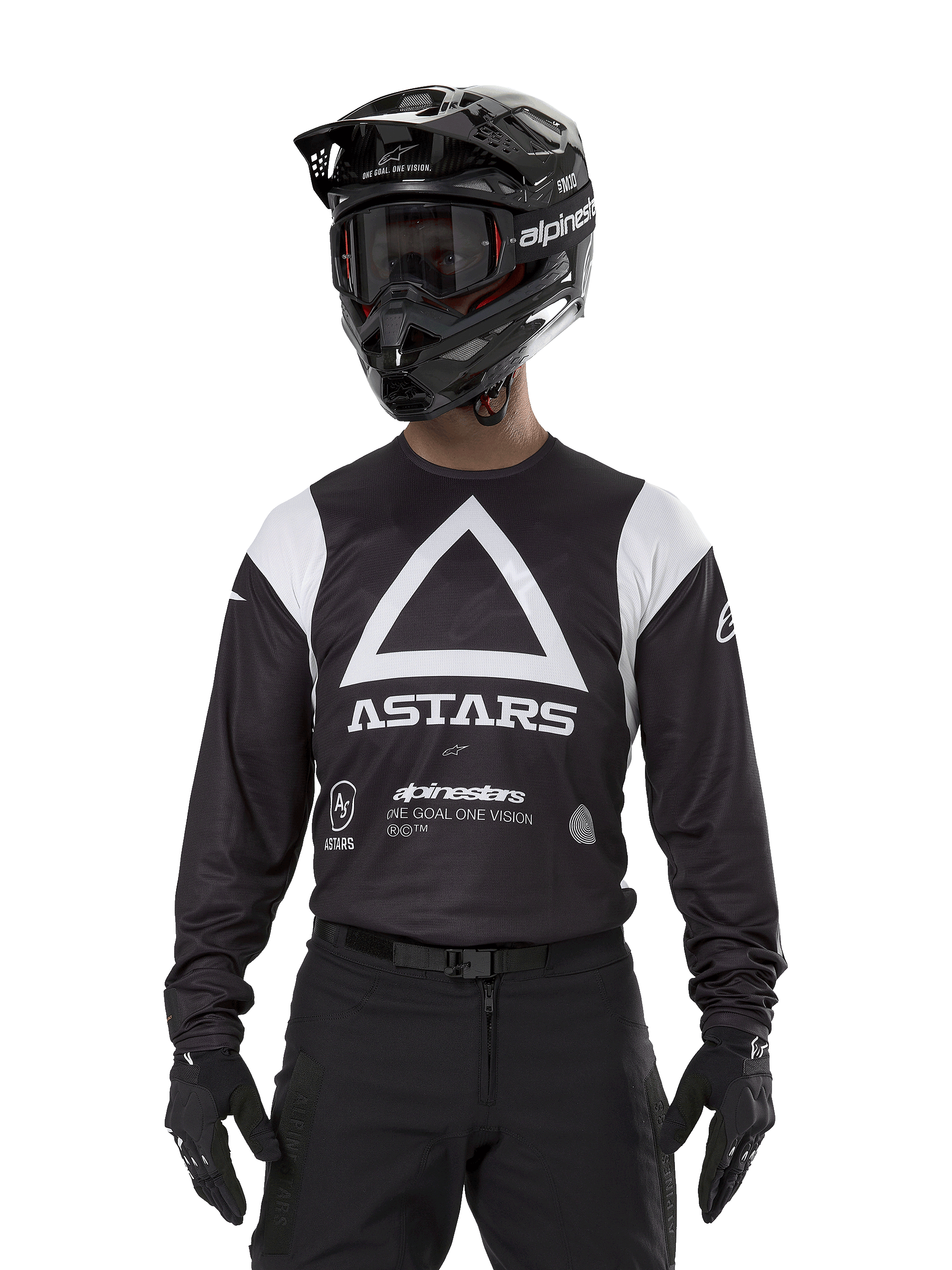 Alpinestars Techdura Jersey, svart, med en stor vit triangelgrafik på bröstet med ASTARS-logotyp och vita axelpaneler, bärs av en förare med svart motocrosshjälm, goggles och matchande svart offroad-utrustning.