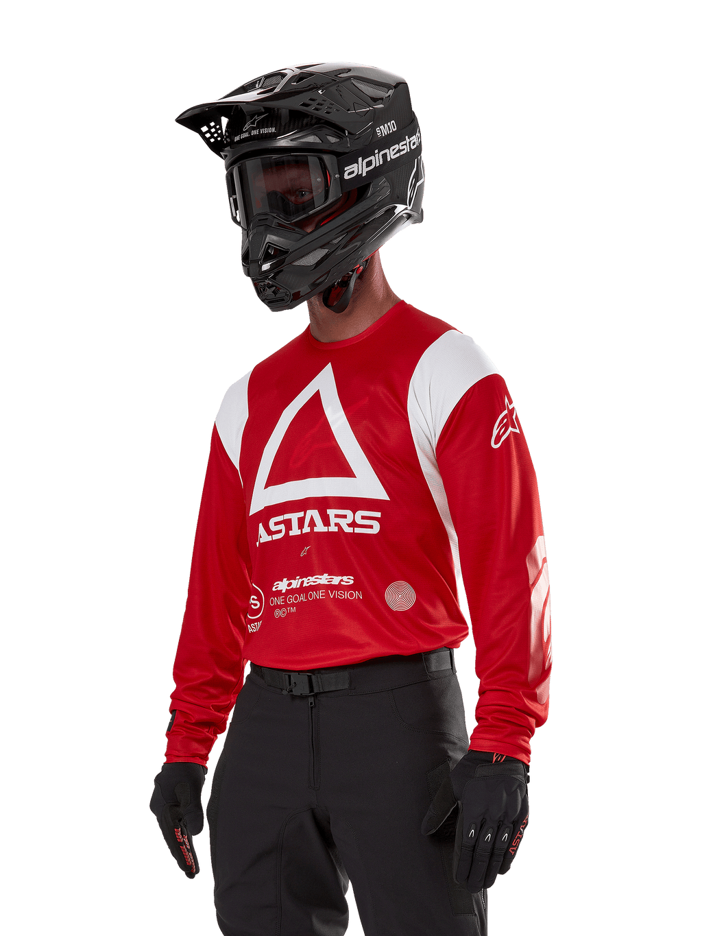 Alpinestars Techdura Jersey, motocrosströja, klarröd och vit, med en framträdande vit triangeldesign och ASTARS-logotyper, bärs med svart hjälm och handskar, slitstark och fukttransporterande utrustning för terrängkörning