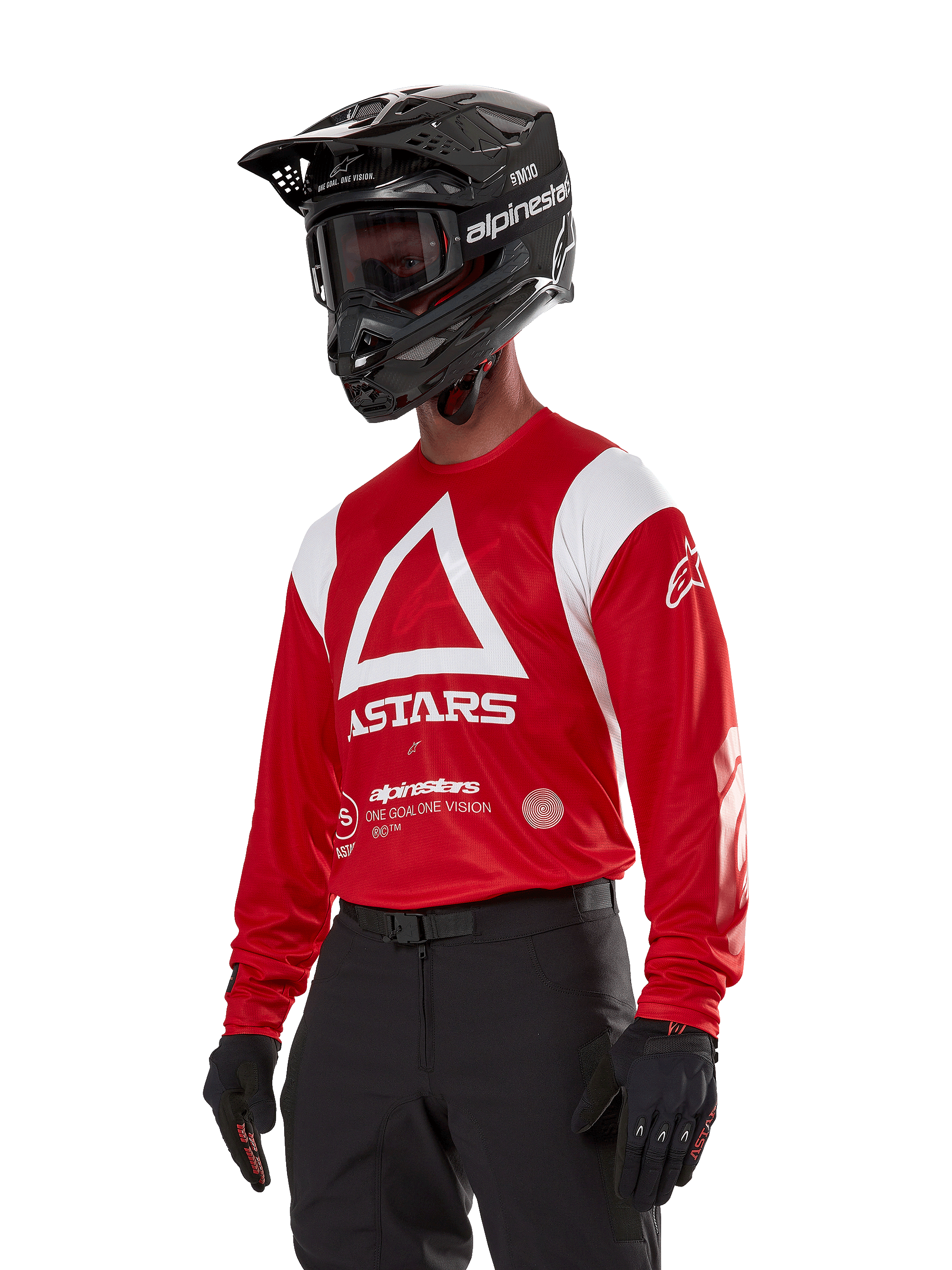 Alpinestars Techdura Jersey, motocrosströja, klarröd och vit, med en framträdande vit triangeldesign och ASTARS-logotyper, bärs med svart hjälm och handskar, slitstark och fukttransporterande utrustning för terrängkörning