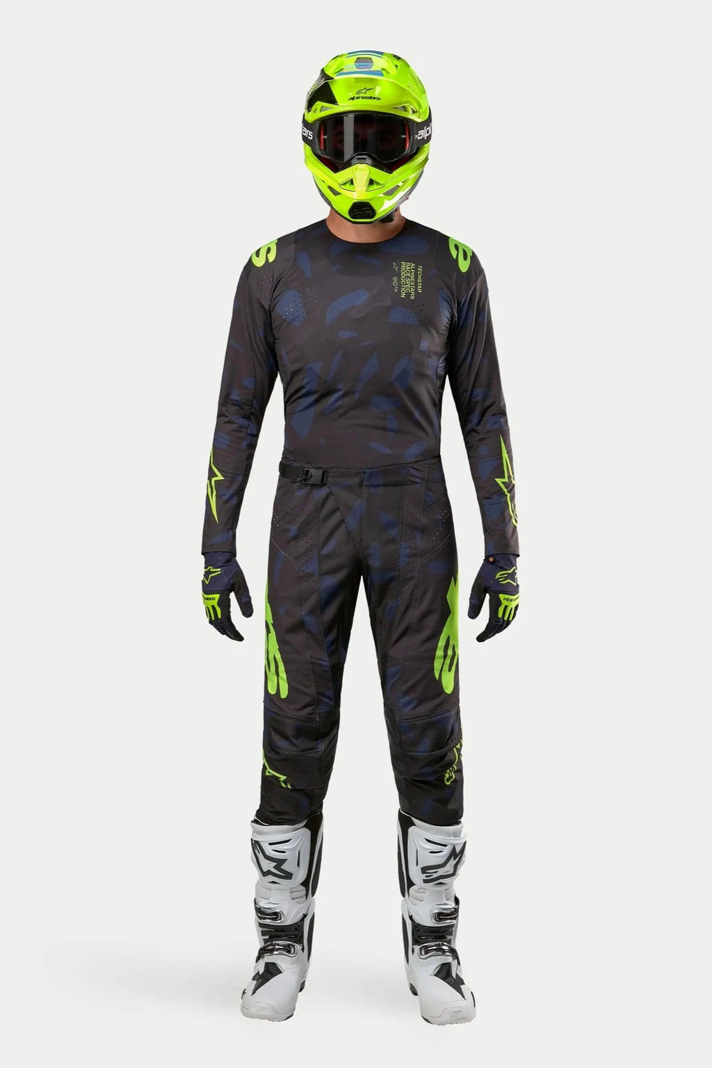 Alpinestars 2024 Techstar Rantera-tröja och -byxor, motocross-ställ, svart, marinblå och neongul, bärs med en matchande neongul hjälm och vita stövlar, med framträdande gul logotyp och tekniska meshpaneler för offroad-prestanda
