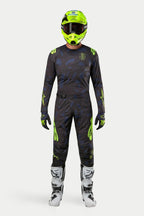Alpinestars 2024 Techstar Rantera-tröja och -byxor, motocross-ställ, svart, marinblå och neongul, bärs med en matchande neongul hjälm och vita stövlar, med framträdande gul logotyp och tekniska meshpaneler för offroad-prestanda