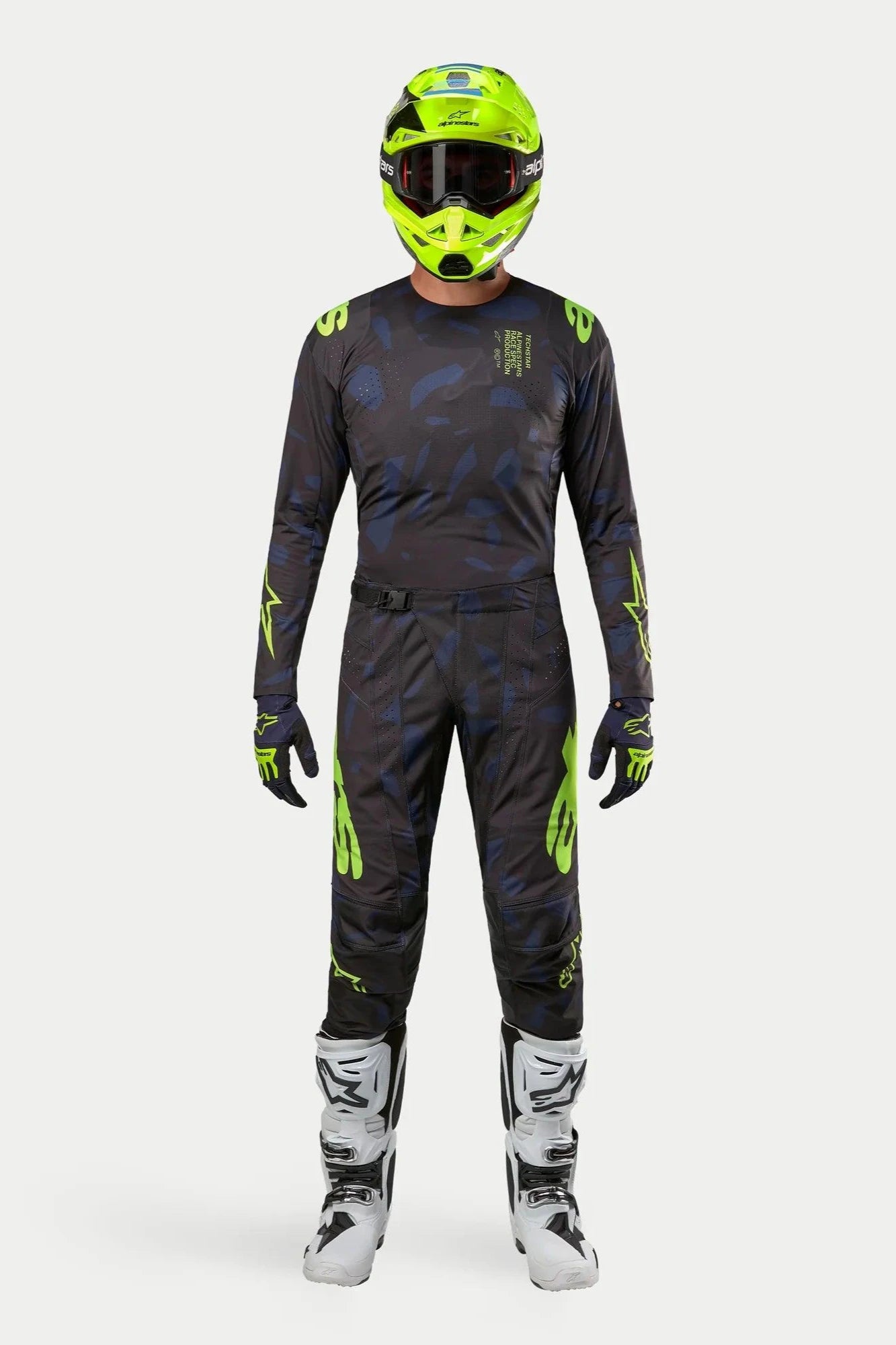 Alpinestars 2024 Techstar Rantera-tröja och -byxor, motocross-ställ, svart, marinblå och neongul, bärs med en matchande neongul hjälm och vita stövlar, med framträdande gul logotyp och tekniska meshpaneler för offroad-prestanda